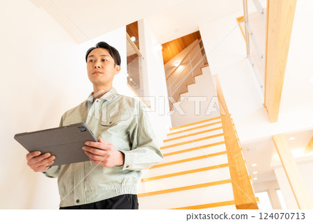 建築工人檢查房屋內部 124070713