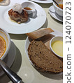 Enjoy lunch at a restaurant 124070723