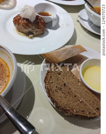 在餐廳享用午餐 124070723