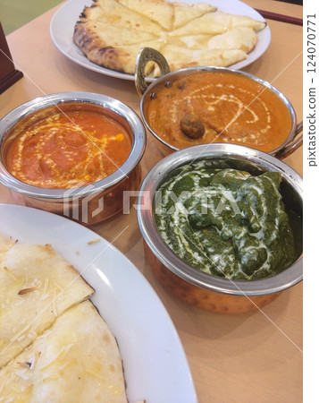 三種印度咖哩和印度烤餅 124070771