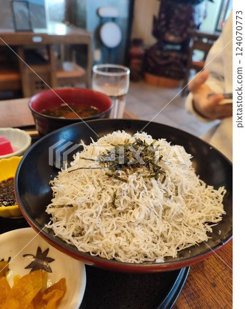 在餐廳吃白砂糖蓋飯 124070773