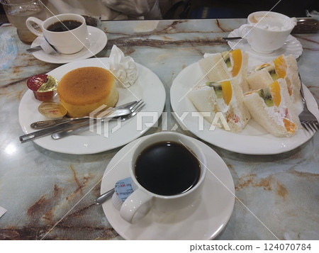 時尚咖啡館供應煎餅和水果三明治 時尚咖啡館供應煎餅和水果三明治 124070784