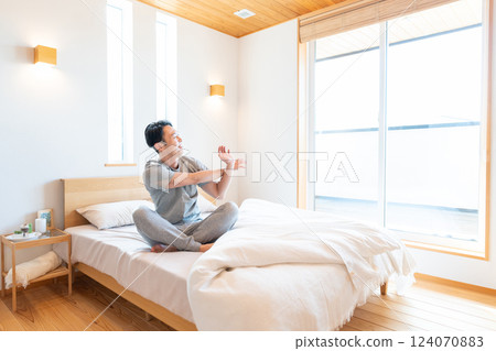 男人在床上伸展身體 124070883