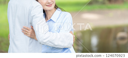 資深加上擁抱的微笑 124070923