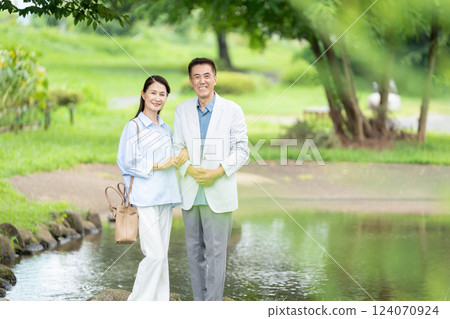 Senior couple traveling 124070924