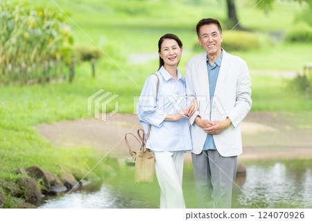 Senior couple traveling Senior couple traveling 124070926