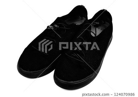 白色背景下的黑色鞋子 124070986
