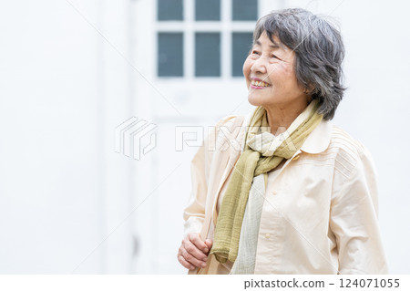 Senior woman traveling Senior woman traveling 124071055