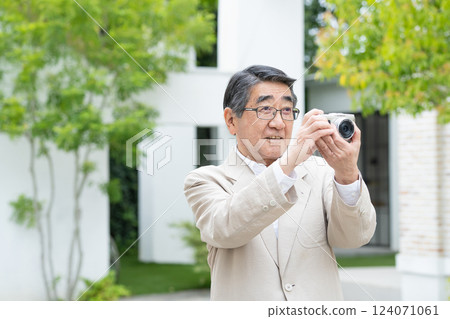 與照相機的資深男性 124071061