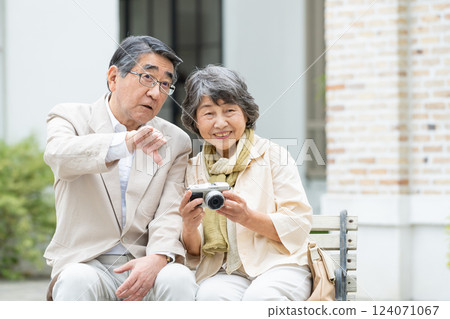 Senior couple with camera 124071067