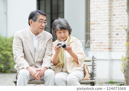 Senior couple with camera 124071068