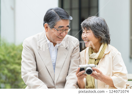 老夫婦旅行相機 124071074