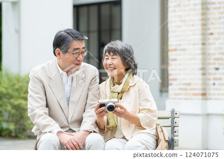 Senior couple travel camera Senior couple travel camera 124071075
