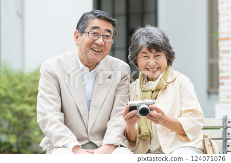 Senior couple travel camera Senior couple travel camera 124071076