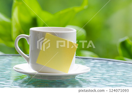 Sticky notepad on white cup. Customize space for text or ideas. Sticky notepad on white cup. Customize space for text or ideas. 124071093