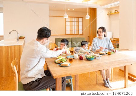 年輕的家庭在餐桌上吃飯 124071263