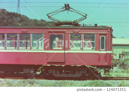 Side view of car 271 at the farewell Keikyu 230 series train run, at Kurihama Works, April 9, 1978 Side view of car 271 at the farewell Keikyu 230 series train run, at Kurihama Works, April 9, 1978 124071351