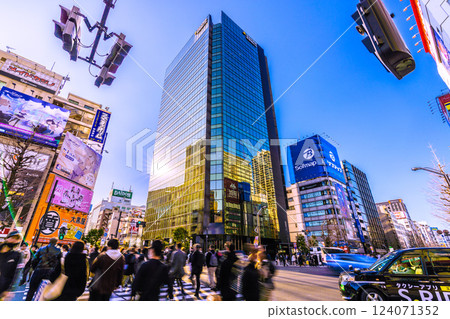 日本東京城市景觀,三月。秋葉原擠滿了外國遊客。日本人又穿上化裝舞會服裝了…=17 日本東京城市景觀,三月。秋葉原擠滿了外國遊客。日本人又穿上化裝舞會服裝了…=17 124071352