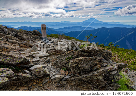 從南阿爾卑斯山的仙米山俯瞰富士山 從南阿爾卑斯山的仙米山俯瞰富士山 124071600