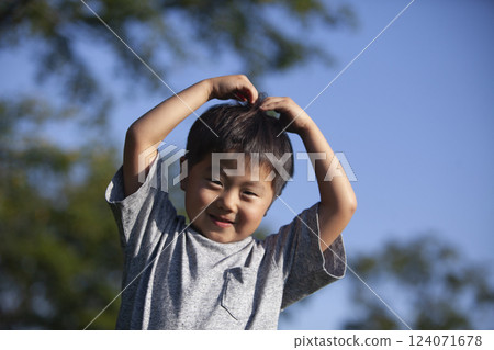 男孩肖像 124071678