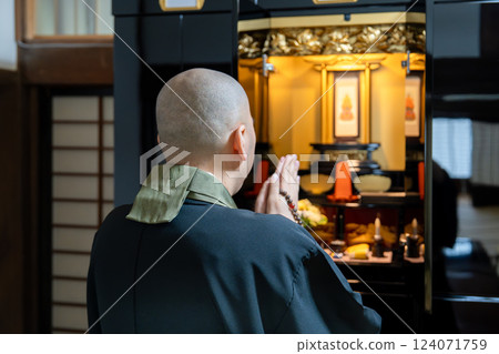 舉行永恆追悼會的僧侶 舉行永恆追悼會的僧侶 124071759