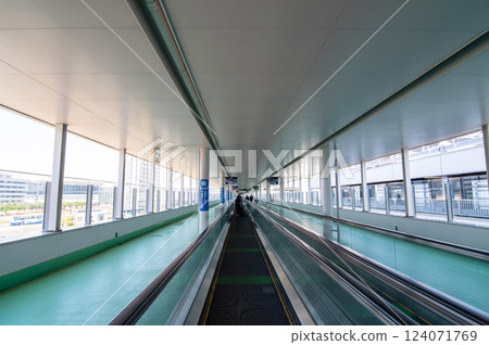 [新特麗亞中部國際機場] 連接人行道和自動人行道 124071769