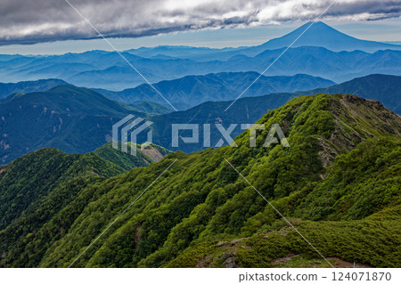 從阿久澤山登山口望去,可以看到南阿爾卑斯山、仙米山和富士山 從阿久澤山登山口望去,可以看到南阿爾卑斯山、仙米山和富士山 124071870