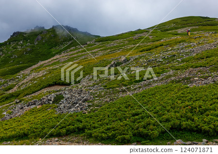 從仙梅山登山口望去，南阿爾卑斯山脊線和阿久澤山雲霧繚繞 124071871