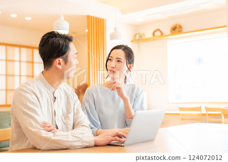 一對年輕夫婦正在看電腦 124072012