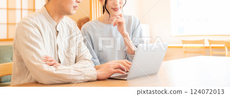 一對年輕夫婦正在看電腦 124072013