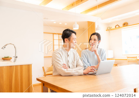年輕夫婦客廳電腦 124072014