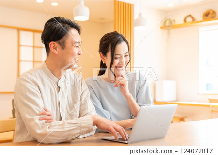 年輕夫婦客廳電腦 124072017