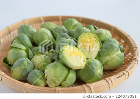 Irregular brussels sprouts in a colander 124072051
