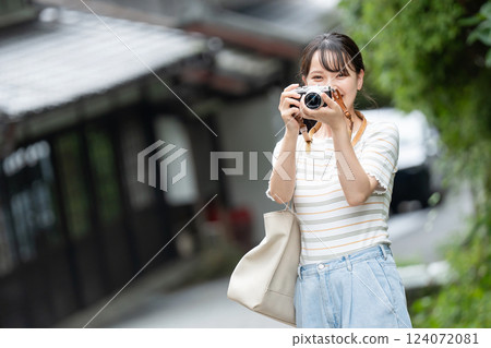 女孩的旅行相機女孩的旅行 124072081