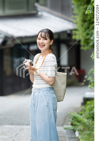 女孩的旅行相機女孩的旅行 124072084