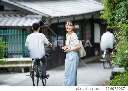女孩的旅行相機女孩的旅行 124072087