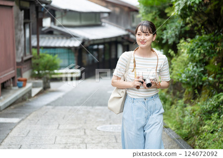 女孩的旅行相機女孩的旅行 124072092