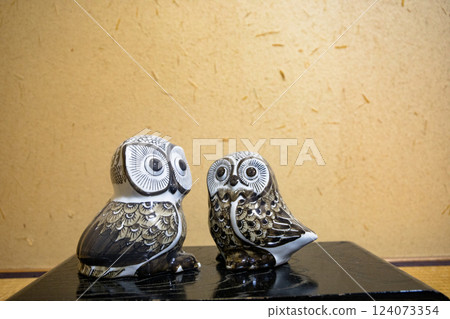 Owl figurine Owl figurine 124073354