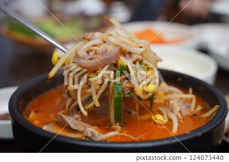 Pork soup is a soup made with pork, intestines, and blood sausage, and is a representative Korean food. 124073440