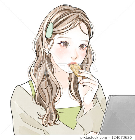 一位女士一邊吃餅乾一邊看著電腦 一位女士一邊吃餅乾一邊看著電腦 124073620