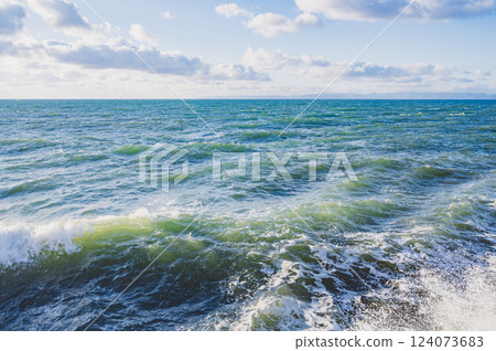 Niigata: Rough waves of the Sea of Japan 124073683