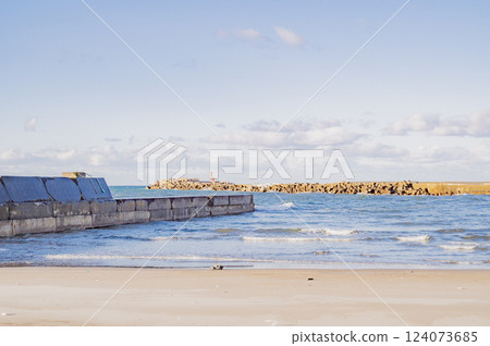 Niigata: The Sea of Japan in winter (Nishikan Ward, Niigata City) 124073685