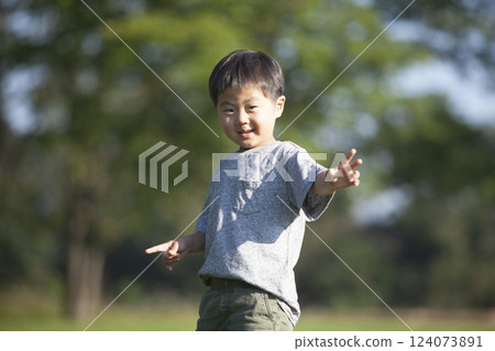 一個男孩在公園裡玩 124073891