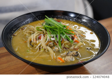 Korean-style Chinese noodle dish with a thick broth made with oysters 124074048