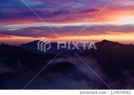 從南阿爾卑斯山的赤石山上看到的黎明時的阿久澤山、能取山和愛諾山 從南阿爾卑斯山的赤石山上看到的黎明時的阿久澤山、能取山和愛諾山 124074562