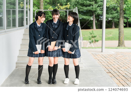 Middle school students, high school students, and female high school students walking through the school building with smiles (going to school, going home, commuting to school) 124074693