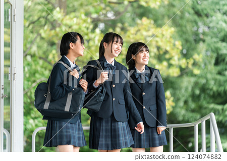 Middle school students, high school students, and female high school students walking through the school building with smiles (going to school, going home, commuting to school) 124074882