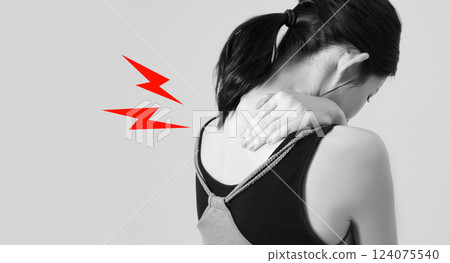 Image of a woman suffering from stiff shoulders 124075540