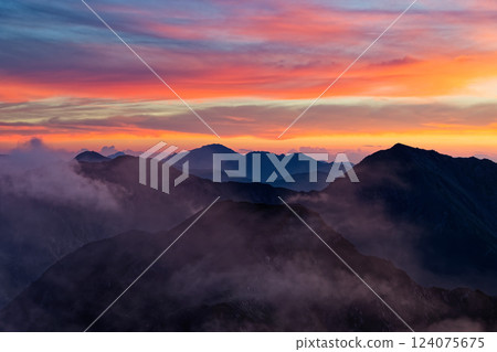 Dawn view of Mt. Akuzawa, Mt. Arakawa-Nakadake, Mt. Notori and Mt. Ainodake from Mt. Akaishi in the Southern Alps 124075675