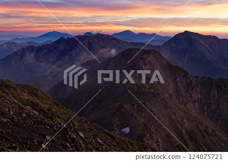 黎明時分從南阿爾卑斯山的赤石山望去的北部山脈 黎明時分從南阿爾卑斯山的赤石山望去的北部山脈 124075721